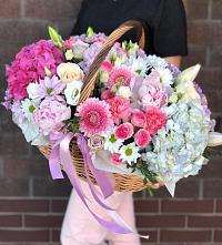 Композиция солнечный день в Чисмену Цветочная композиция из Розы, Хризантемы, Пионы и Лизиантусы в корзине в Чисмену