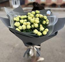 Букет Белые кустовые розы Солинеро в Чисмену